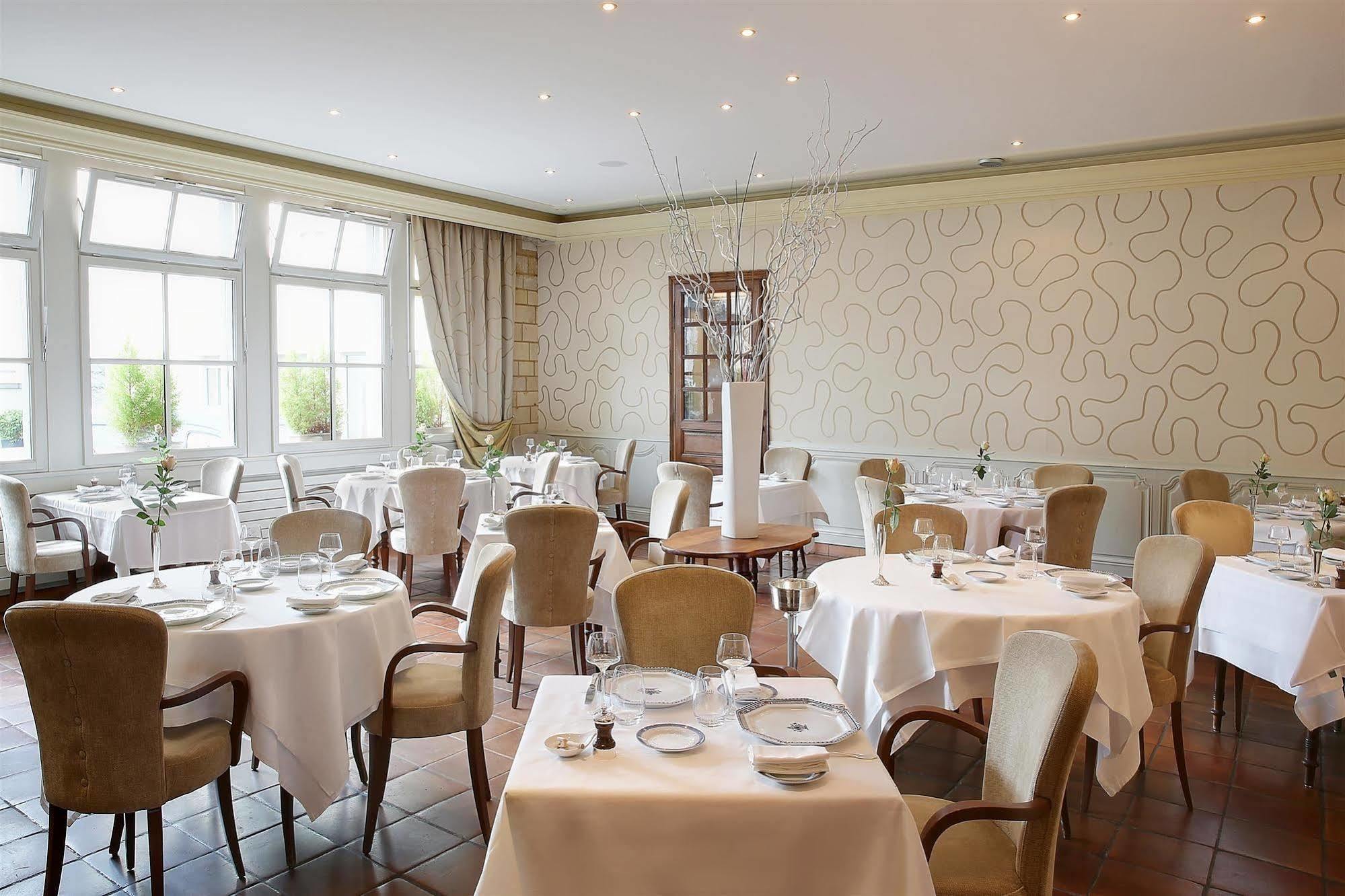 Hotel Restaurant Le Dauphin Et Le Spa Du Prieure Кан Екстер'єр фото
